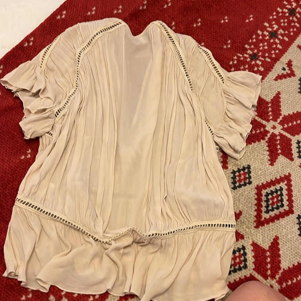 Beautiful top. - Picture 2 of 5